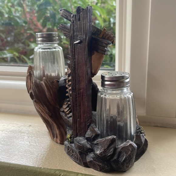 DWK 2010 pirates booty salt and pepper shaker holder display Halloween any time - Picture 4 of 6